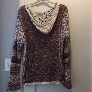 Hooded sweater with macrame and pocket pouch